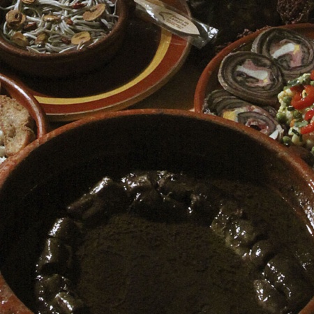 アルボ（ガリシア州ポンテベドラ県）のヤツメウナギ祭りでの試食の料理