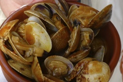 «Касуэла» из венерок, одно из традиционных блюд на празднике морепродуктов в О-Грове (Понтеведра, Галисия)