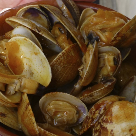 Cazuela de almejas, uno de los platos típicos en la Fiesta del Marisco de O Grove (Pontevedra, Galicia)