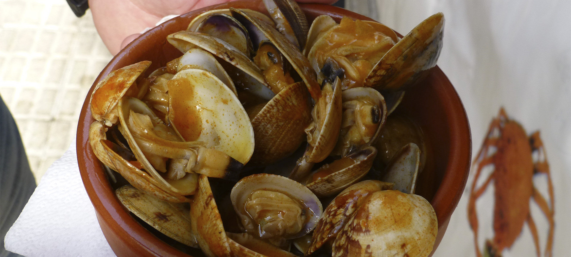 Cazuela de almejas, uno de los platos típicos en la Fiesta del Marisco de O Grove (Pontevedra, Galicia) Cazuela de almejas, uno de los platos típicos en la Fiesta del Marisco de O Grove (Pontevedra, Galicia)