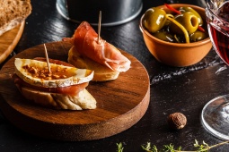 Вермут и тапас