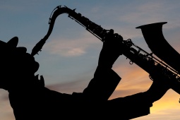 Saxofonista al atardecer