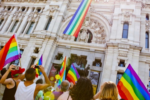Hôtel de ville de Madrid avec drapeaux de la Marche des fiertés