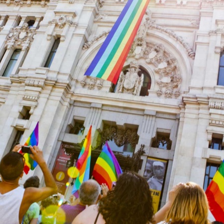 Ayuntamiento de Madrid con banderas del Orgullo LGBTQI+