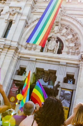 Hôtel de ville de Madrid avec drapeaux de la Marche des fiertés