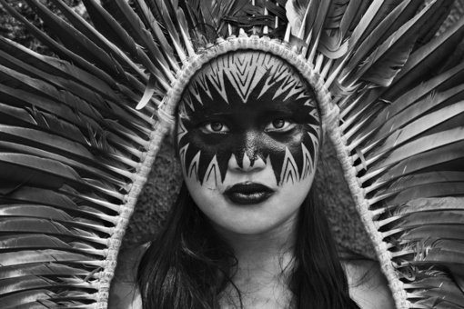 先住民ヤワナワ族の女性。ブラジルのアクレ州、2016年。