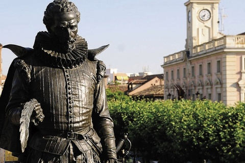 Статуя на площади Сервантеса в городе Алькала-де-Энарес, где присуждается премия Сервантеса — одна из самых важных наград в области литературы.
