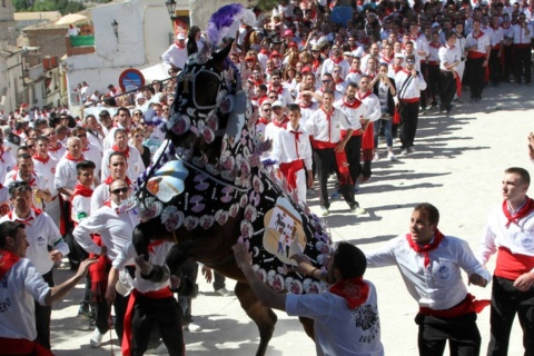 カラバカ・デ・ラ・クルスで行われるワイン馬の祭