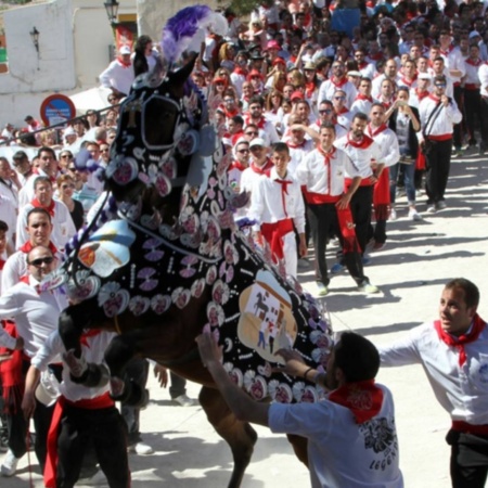 カラバカ・デ・ラ・クルスで行われるワイン馬の祭