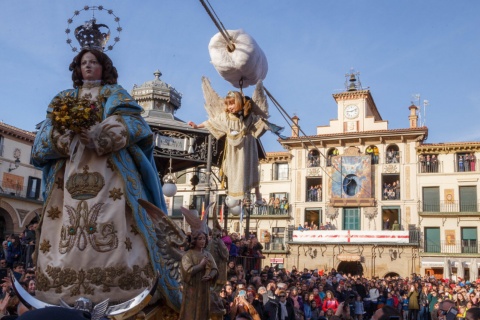 Uma menina protagoniza a “Descida do Anjo”, na qual se pendura até a imagem da Nossa Senhora e retira o lenço preto que está em sua cabeça em sinal de luto