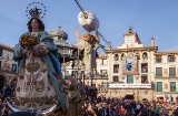 Una niña protagoniza la “Bajada del Ángel”, en la que se descuelga hasta la imagen de la Virgen y le retira el pañuelo negro que lleva en la cabeza en señal de luto