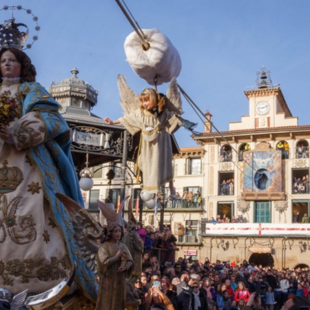 Une jeune fille incarne la « Bajada del Ángel » : elle descend jusqu’à la statue de la Vierge pour lui retirer le voile noir disposé sur sa tête en signe de deuil.