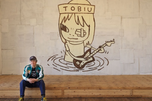 Yoshitomo Nara sentado ante TOBIU, 2019. Donación del artista a la subasta de TWO x TWO for AIDS and Art, 2021. Cortesía del artista, Blum & Poe, y la Pace Gallery