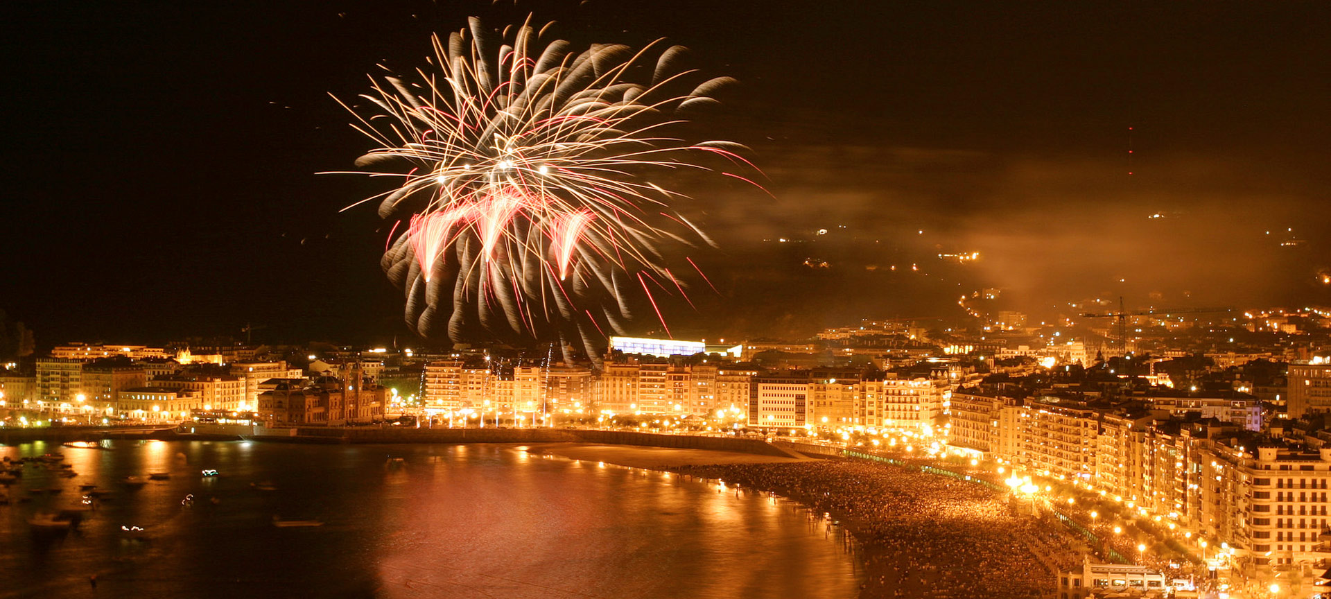 Fogos de artifício na Semana Grande de San Sebastián Fogos de artifício na Semana Grande de San Sebastián