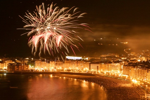 Sztuczne ognie podczas Semana Grande w San Sebastián