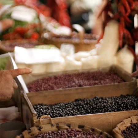 ゲルニカ＝ルモで開催される「最終月曜日市場」（バスク州ビスカヤ県）