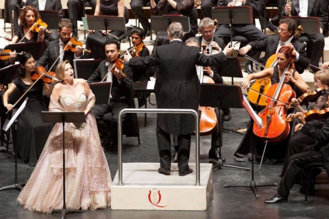 Айноа Артета выступает на фестивале классической музыки, Доностия — Сан-Себастьян