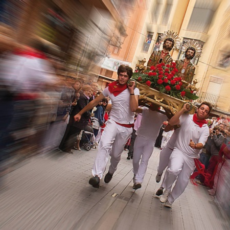 Rabunek świętych, jeden z głównych punktów święta ku czci San Cosme i San Damián w Arnedo (La Rioja)