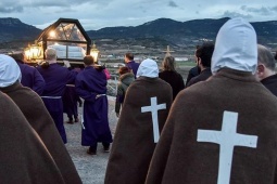 Enterrement des « Picaos » lors de la semaine sainte de San Vicente de la Sonsierra (La Rioja)
