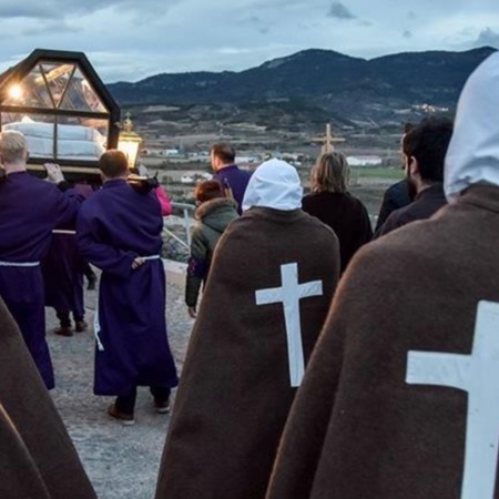 Enterrement des « Picaos » lors de la semaine sainte de San Vicente de la Sonsierra (La Rioja)