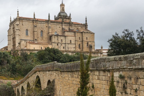 Ponte de pedra e Catedral de Santa María de la Asunción, em Coria (Cáceres, Estremadura)