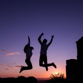 Пара у церкви Сан-Хуан-Баутиста, вблизи замка Тревехо. Пара у церкви Сан-Хуан-Баутиста, вблизи замка Тревехо.