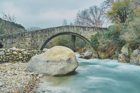Jeden z kamiennych mostów Jarandilla de la Vera w Cáceres (Estremadura)
