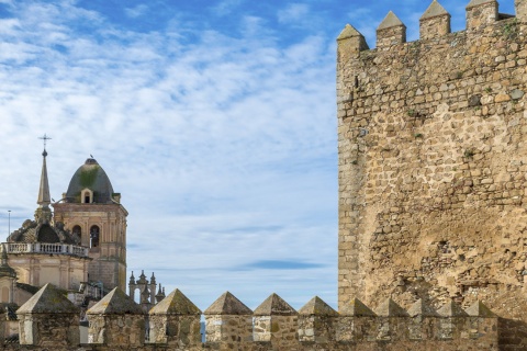 Vue de l’église Santa Ana depuis les remparts de Jerez de los Caballeros, dans la province de Badajoz (Estrémadure)