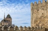 Widok na kościół Santa Ana z murów Jerez de los Caballeros w Badajoz (Estremadura)
