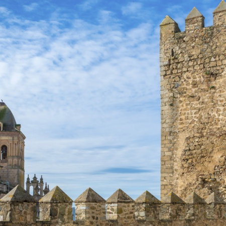 Veduta della Chiesa di Santa Ana dalle mura di Jerez de los Caballeros, a Badajoz (Estremadura)