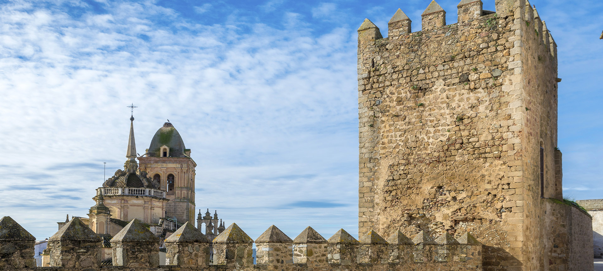 Vista da Igreja de Santa Ana das muralhas de Jerez de los Caballeros, em Badajoz (Extremadura)