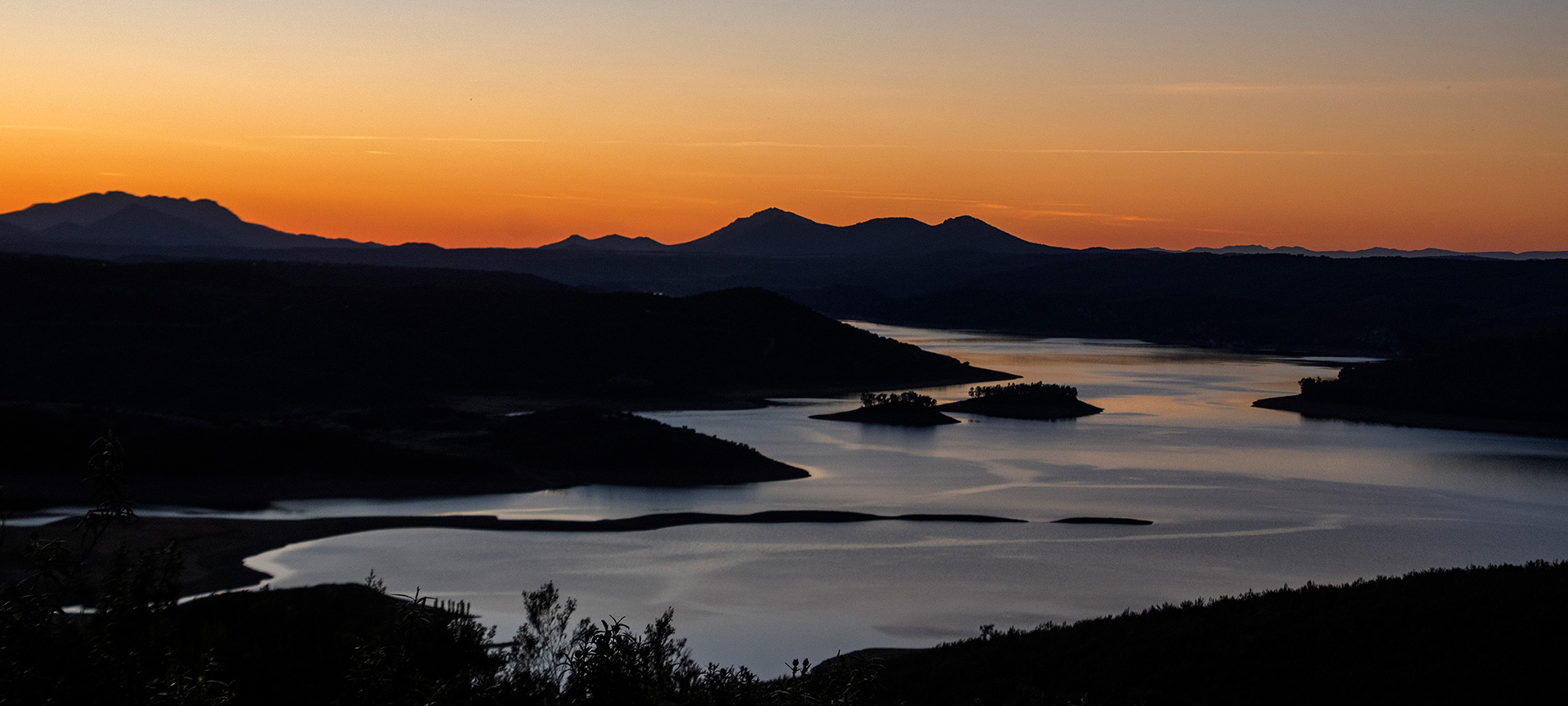 Lac de barrage dans la réserve de biosphère de la Sibérie d’Estrémadure