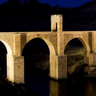 夜のアルカンタラ橋。エストレマドゥーラ