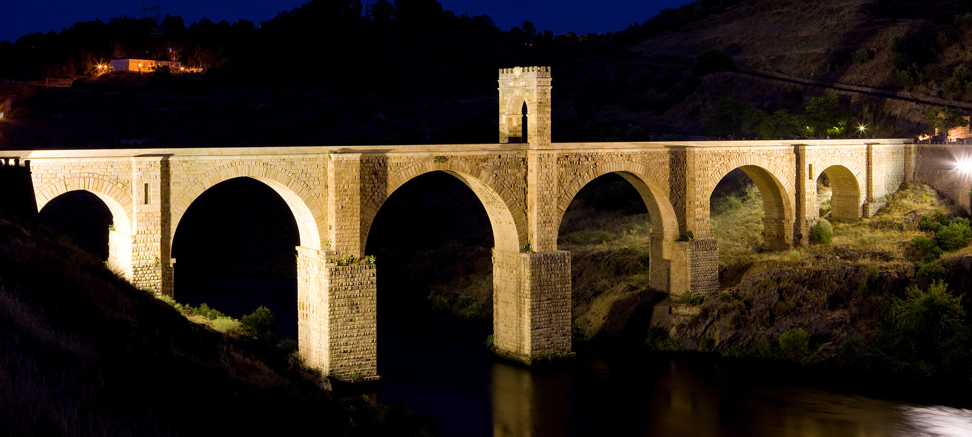 Pont d’Alcántara vu de nuit, Estrémadure Pont d’Alcántara vu de nuit, Estrémadure