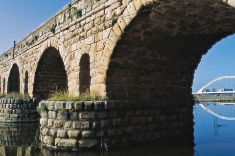 Römische Brücke von Mérida mit der Lusitania-Brücke von Santiago Calatrava im Hintergrund. Badajoz