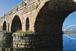 Ponte Romano di Mérida con sullo sfondo il ponte Lusitania di Santiago Calatrava. Badajoz