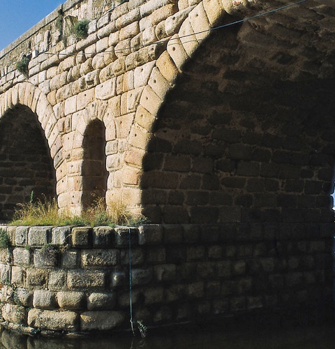 Римский мост в Мериде на фоне моста Лузитания (архитектор Сантьяго Калатрава). Бадахос