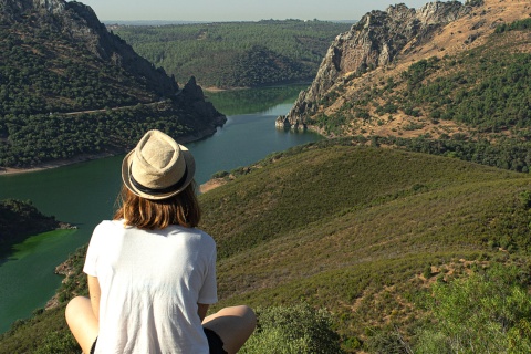 Joven contemplando la vista del río Tajo a su paso por el Parque Nacional de Monfragüe