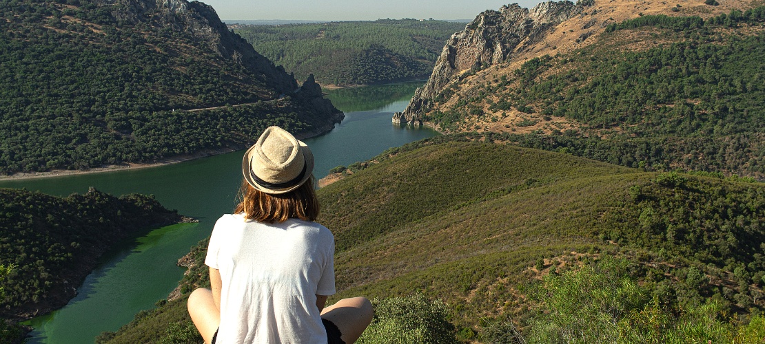 Ragazzo che contempla il panorama del fiume Tago attraverso il Parco Nazionale di Monfragüe