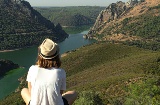 Jovem contemplando a vista do rio Tajo em sua passagem pelo Parque Nacional de Monfragüe