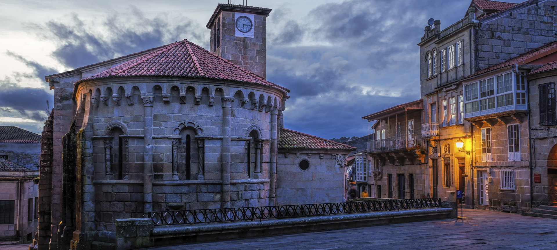 Santiago-Kirche und Plaza Mayor in Allariz (Ourense, Galicien)