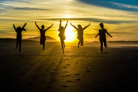 Amigos em uma praia da Galiza no fim da tarde