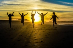 Des amis sur une plage de Galice au coucher de soleil