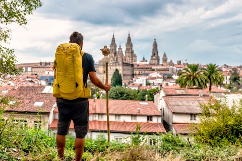 Peregrino admirando a Catedral de Santiago de Compostela em A Coruña, Galícia