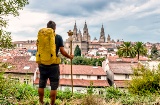 Pellegrino mentre contempla la facciata della Cattedrale di Santiago de Compostela, A Coruña, Galizia