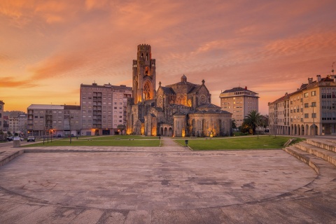 Świątynia Veracruz na szczycie panoramy Carballiño w Ourense (Galicja)