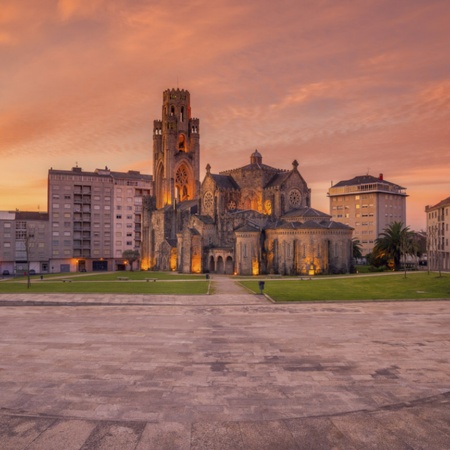 O Templo da Veracruz presidindo a vista panorâmica de Carballiño, em Ourense (Galícia)