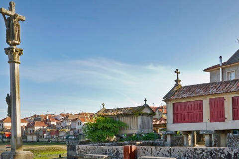 Granai tradizionali e croci a Combarro. Pontevedra