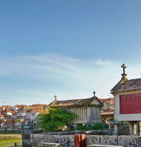 Raised granary and stone cross in Combarro. Pontevedra
