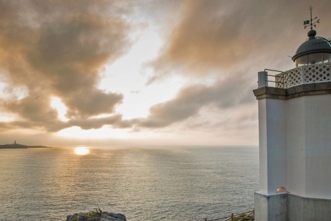 Widok na Morze Kantabryjskie z wybrzeża Dexo z Wieżą Herkulesa na horyzoncie. Coruña
